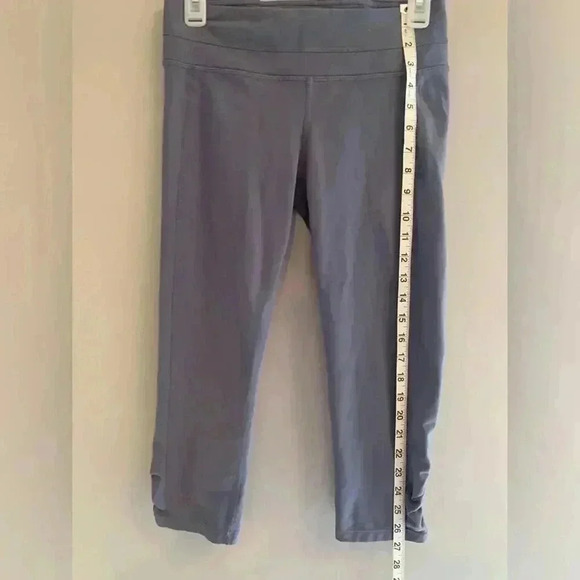 Woman’s Athleta Crop Grey Leggings Size Medium, Excellent Condition - Picture 2 of 6